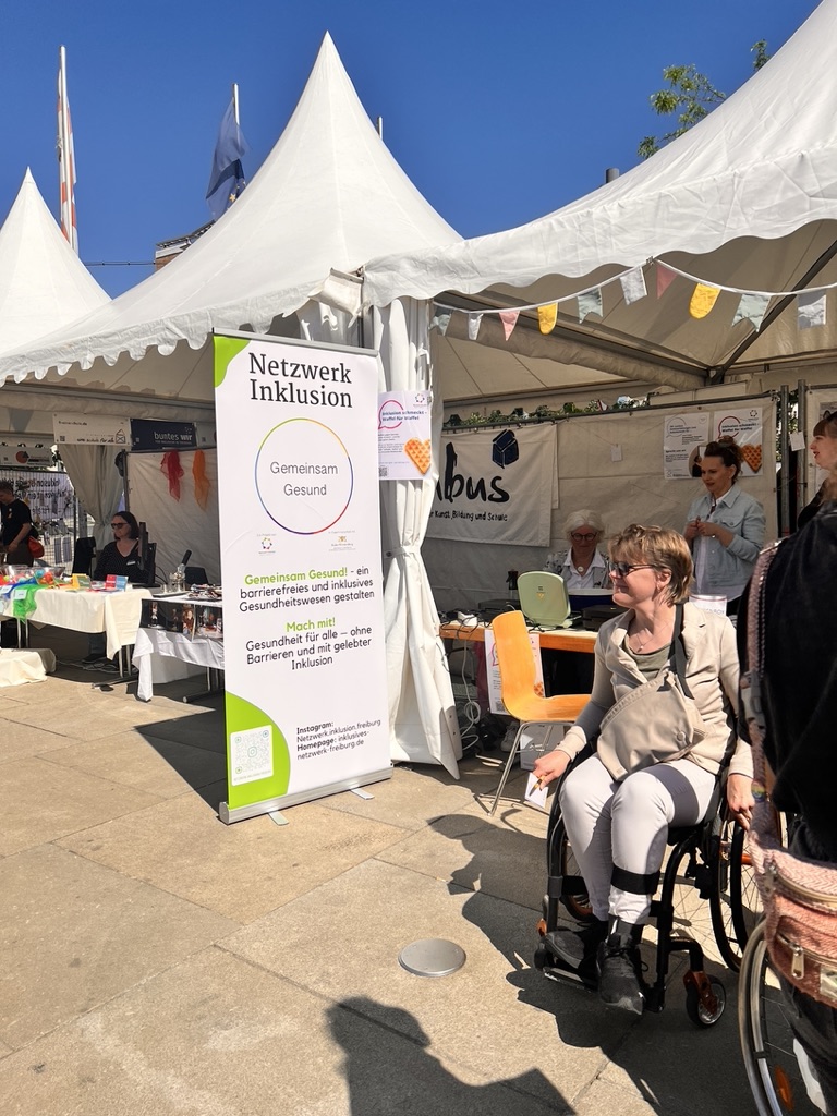 Vorsitzende Anke Glenz vor dem Stand des Netzwerk Inklusion Regio  Freiburg e.V. beim Aktionstag Inklusion 2025